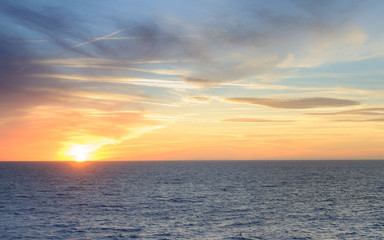 Atardecer y Puesta de sol en alta mar en crucero por el Mediterráneo