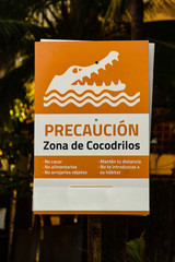 caution crocodile sign in spanish language