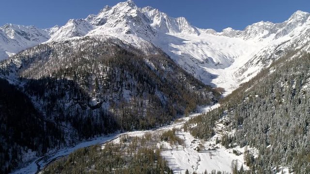 Aerial 4K - Chiareggio - Valmalenco (IT) - Vista aerea panoramica di Pian del Lupo e Val Sissone