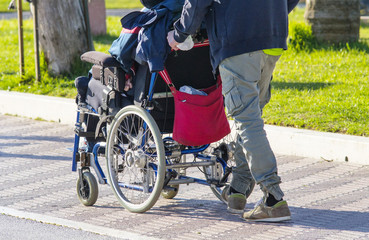 invalido su una sedia a rotelle