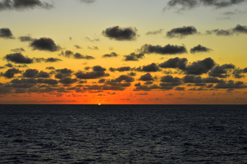 Obraz premium Sunset in ocean: dramatic clouds