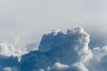 Sturmwolken am Himmel vor Gewitter und Tornado