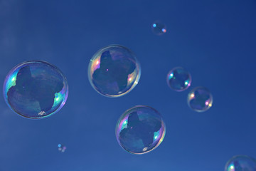 Seifenblasen fliegen in den Himmel