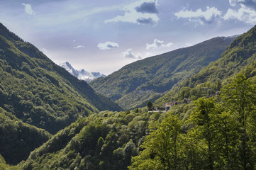Loco im Valle Onsernone mit Pizzo Ruggia, Tessin