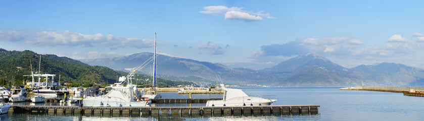 Fototapeta na wymiar Blick aus dem Yachthafen von Policastro Bussentino über den gleichnamigen Golf Richtung Villamare und Sapri 