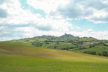 Fototapeta na wymiar Landscape of tuscan countryside and Castiglione d'Orcia fortress