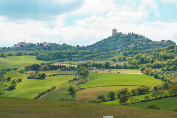 Fototapeta na wymiar Landscape of tuscan countryside and Castiglione d'Orcia fortress
