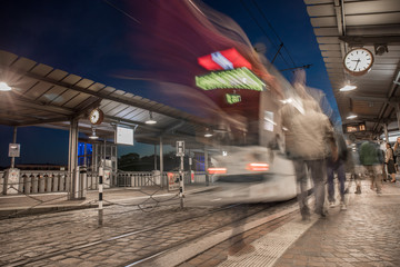 S-Bahn-Haltestelle bei Nacht