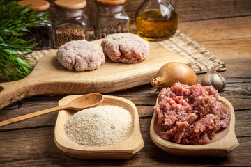 Preparation of ground chopper for frying.
