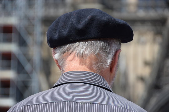 Senior mit Baskenm&uuml;tze