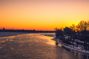 coucher de soleil sur le fleuve