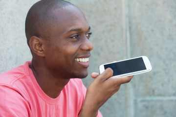 Afrikaner mit Handy sendet Sprachnachricht