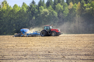 Obraz premium The autumn field work in agriculture.