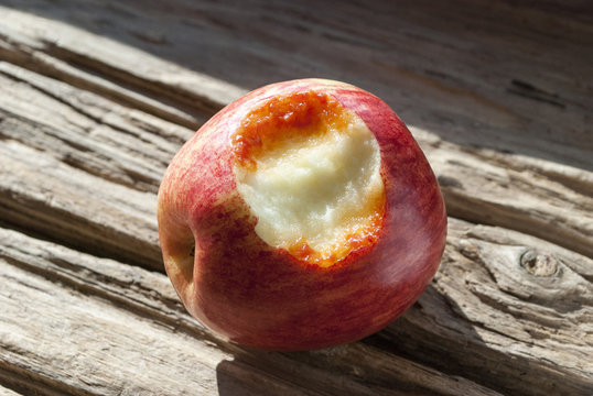 Zahnfleischbluten beim Biss in einen Apfel, Holz Hintergrund, Textfreiraum
