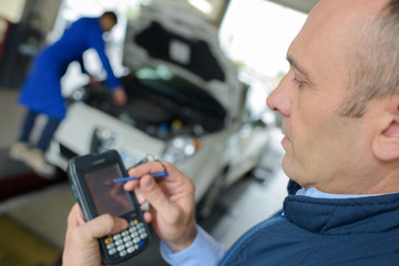 Garage mechanic using electronic device with stylus