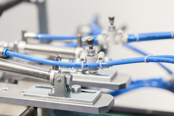 Pneumatic valve and piston