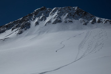 Snowboard Spur im Tiefschnee