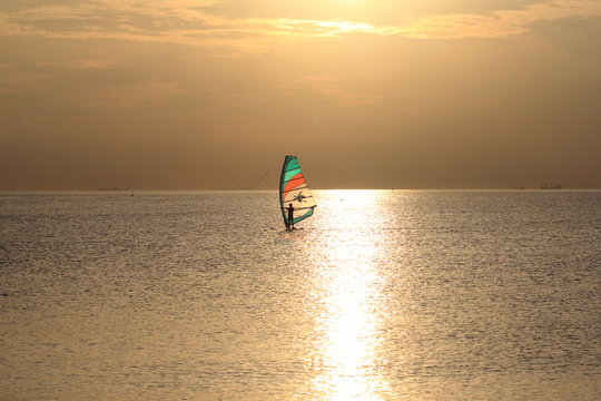 夕焼け背景のウィンドサーフィン