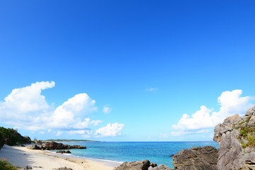沖縄の美しい海とさわやかな空
