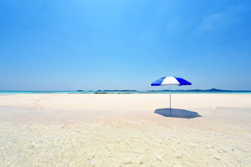 沖縄の美しい海とビーチパラソル
