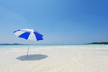 沖縄の美しい海とビーチパラソル