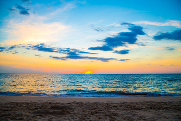 Obraz na płótnie Canvas Sea sunset colourful sky with cloud