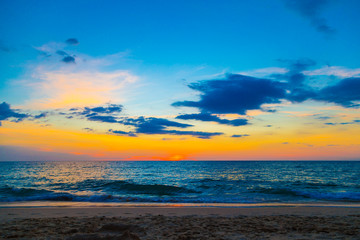 Fototapeta premium Sea sunset colourful sky with cloud