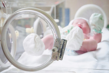 Newborn baby inside incubator in hospital post delivery room - obrazy, fototapety, plakaty