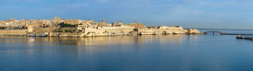 Obraz premium The panoramic view of Valletta and Grand harbor from the Kalkara penincula. Malta