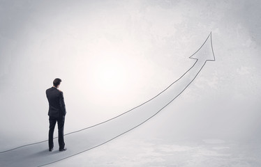 Obraz premium Business man standing on drawn arrow