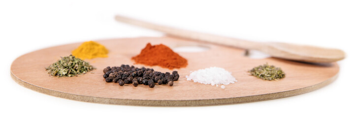 Konzept Kochen als Kunst, Malerpalette mit Gewürzen und Kräutern