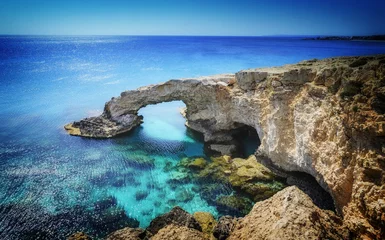 Fotobehang Cyprus Mooie natuurlijke rotsboog in de buurt van Ayia Napa, Cavo Greco en Protaras op het eiland Cyprus, Middellandse Zee. Legendarische bridgeliefhebbers.