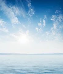 mer bleue et ciel au coucher du soleil