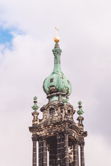 Шпиль башни старинной готической церкви в Дрездене