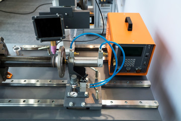 Compact welding head