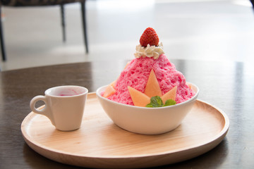  bingsu with strawberry and sauce