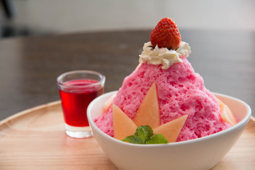  bingsu with strawberry and sauce