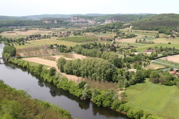 Fototapeta na wymiar vue sur la vallée de la Dordogne, belvédère de Domme en Périgord noir