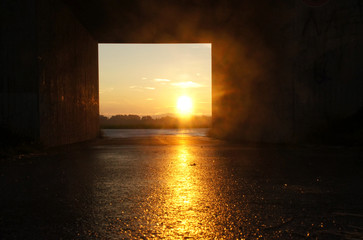 Sonnenuntergang in Unterführung