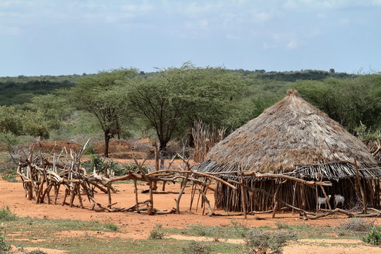 Traditionelle Strohh&uuml;tten im Omo Valley von &Auml;thiopien 
 