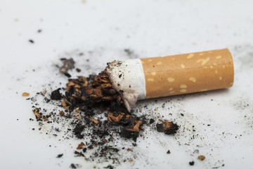 Kippe im Aschenbecher