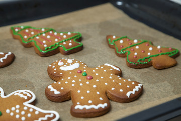 Lebkuchenfiguren auf Backblech