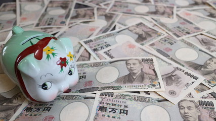 豚の貯金箱と一万円札