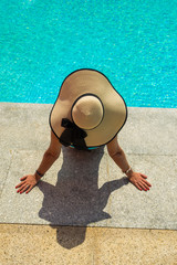 Woman with hat at the pool