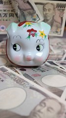 豚の貯金箱と一万円札