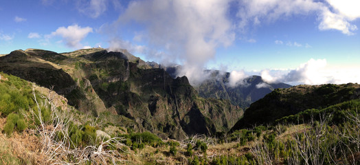 Paisaje montañoso en el interior de la Isla de Madeira, Portugal 