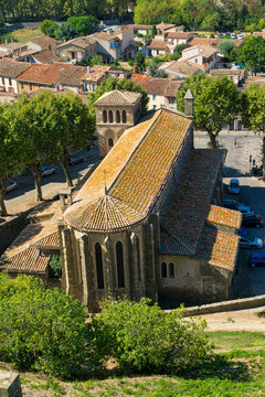 Blick von der Festungsanlage auf die Kirche Saint Gimer in Carcassonne