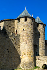 Fototapeta na wymiar Brücke und Türme mit Toreingang zur historischen Festungsstadt Carcassonne in Frankreich