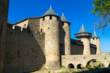 Eingangsbereich der Festungsanlage Carcassonne mit Brücke, Türmen und Festungsmauer