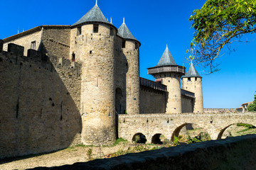 Fototapeta na wymiar Eingangsbereich der Festungsanlage Carcassonne mit Brücke, Türmen und Festungsmauer